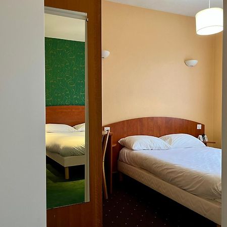 Готель Logis Saint Louis La Suze-sur-Sarthe Екстер'єр фото