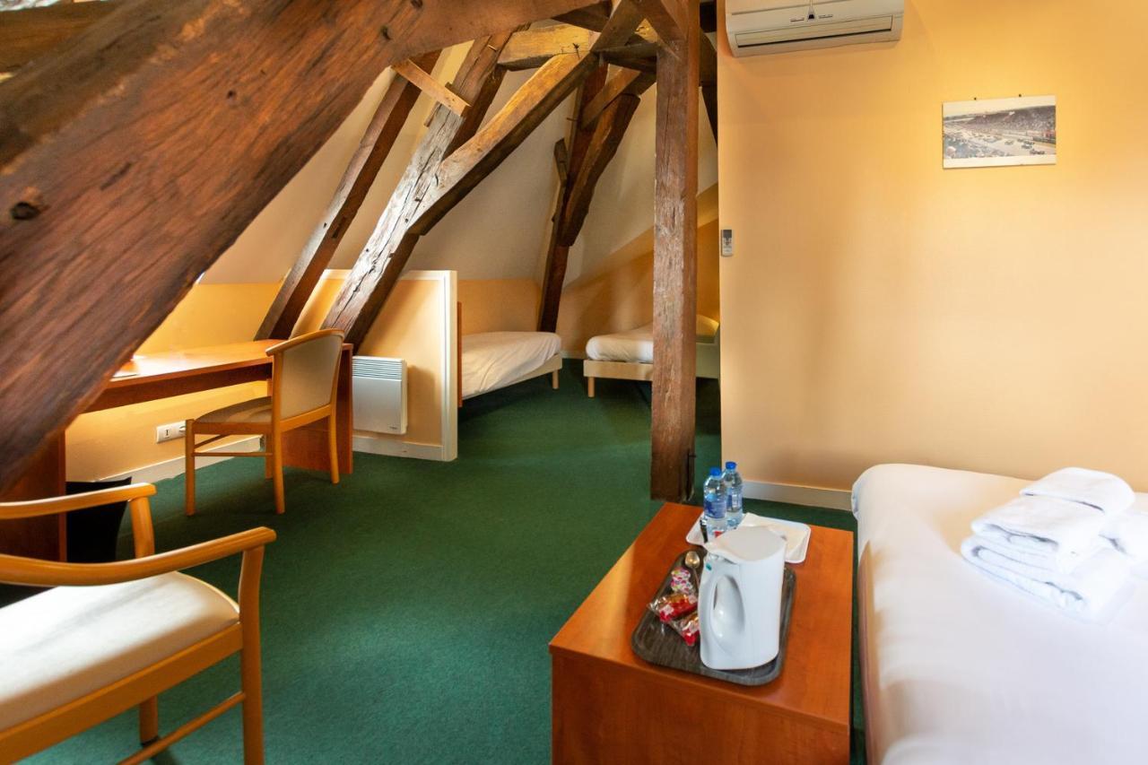 Готель Logis Saint Louis La Suze-sur-Sarthe Екстер'єр фото
