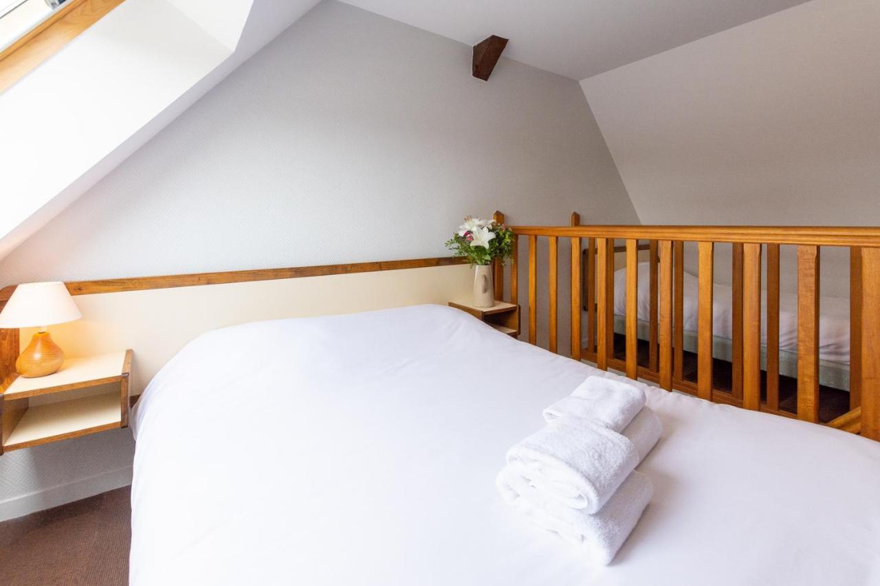 Готель Logis Saint Louis La Suze-sur-Sarthe Екстер'єр фото