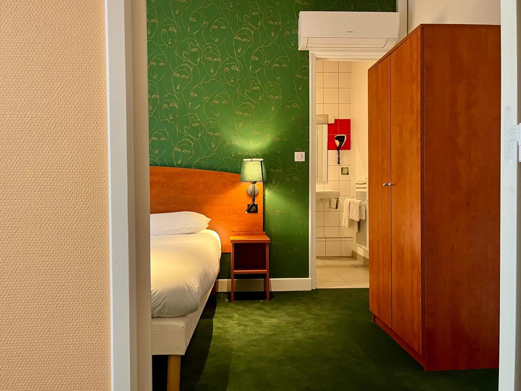 Готель Logis Saint Louis La Suze-sur-Sarthe Екстер'єр фото