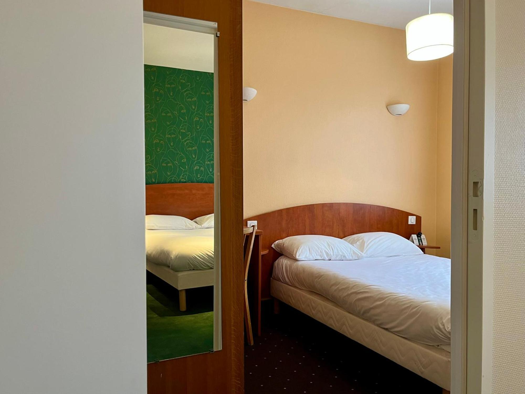 Готель Logis Saint Louis La Suze-sur-Sarthe Екстер'єр фото