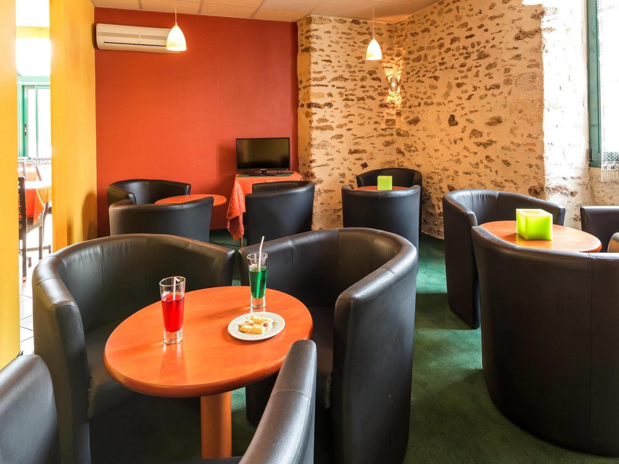 Готель Logis Saint Louis La Suze-sur-Sarthe Екстер'єр фото