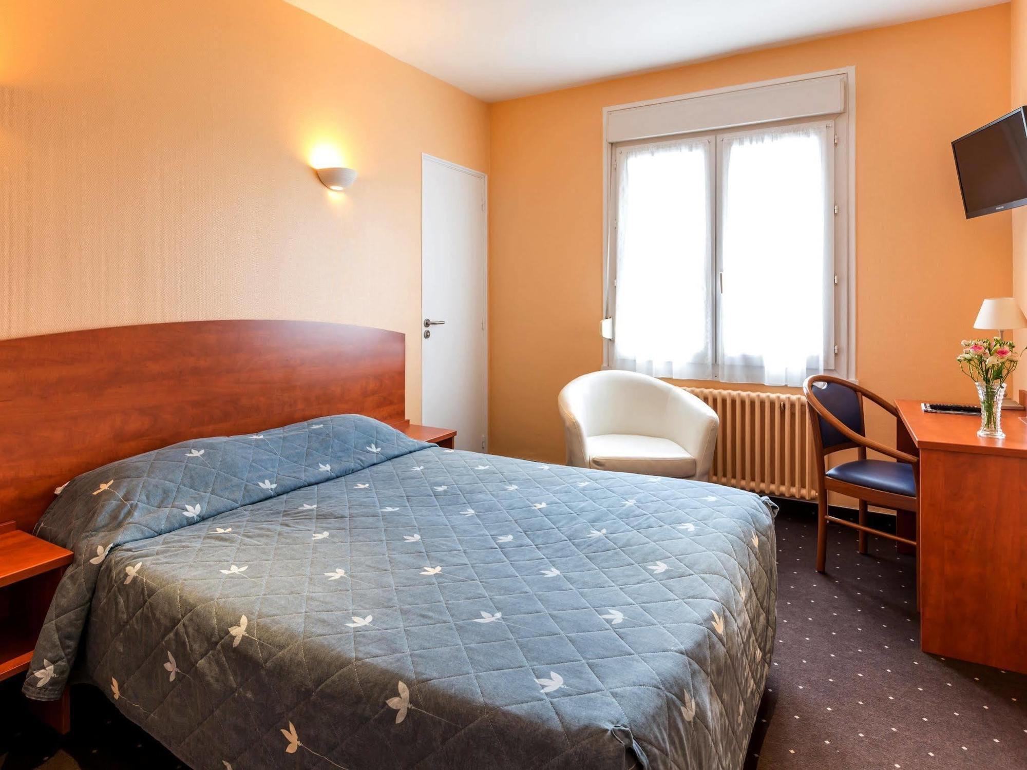 Готель Logis Saint Louis La Suze-sur-Sarthe Екстер'єр фото